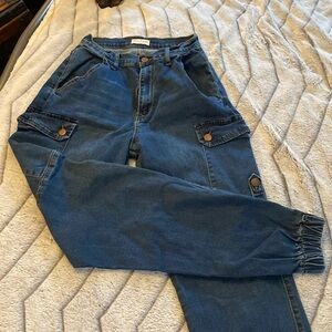 Women’s size 5 cargo pants/jeans.